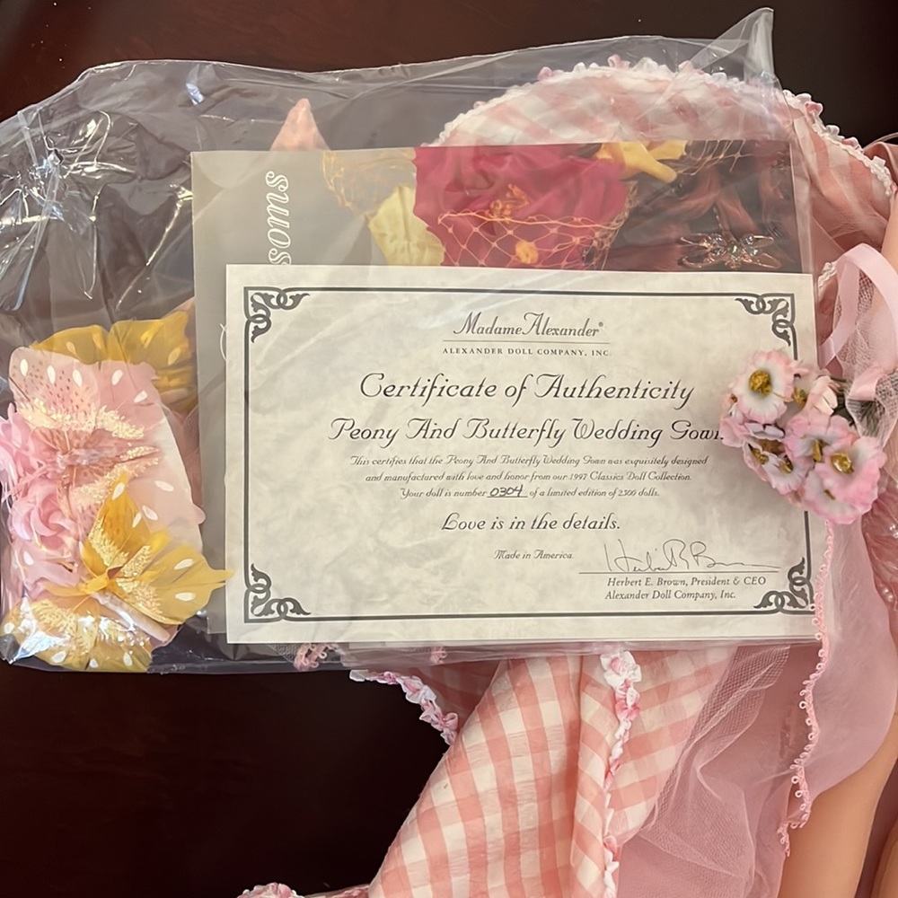 🦋 Madame Alexander’s 20” Peony and Butterfly Wedding Gown #22240 - Picture 11 of 12